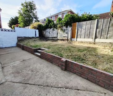 Newly Refurbished! Modern Rooms...🌟 Room 1 - Photo 2