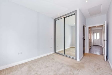 A two bedroom apartment finished to a high standard and centrally located on the Marlow High Street. One parking space included - Photo 4