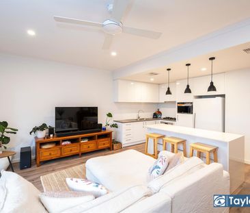 STUNNING TOWNHOUSE IN SUPERB LOCATION! - Photo 4