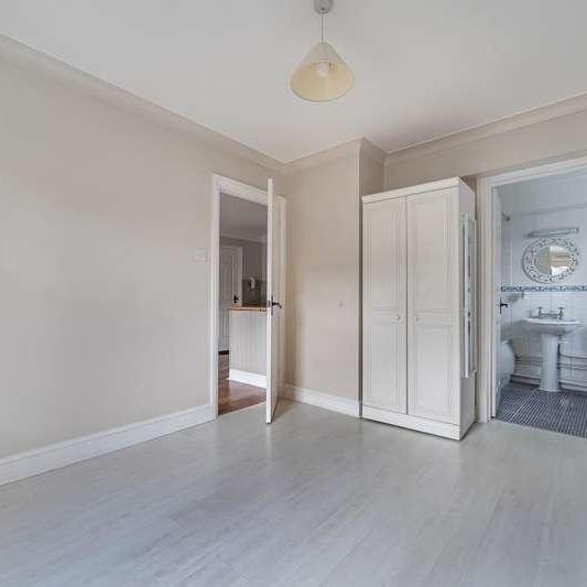 Calcott Park, Yateley, GU46 - Photo 1