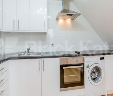 Newly decorated top floor 2 bedroom in a large victorian Building - Photo 6