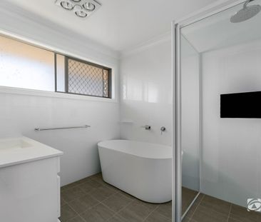 Spacious 3 Bedroom Renovated Unit - Photo 3