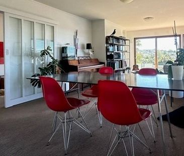 Exceptional 5 Bedroom Family Home with Swimming Pool in Prestigious... - Photo 2