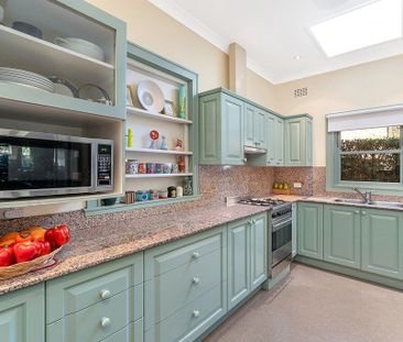 Elegant Family Home with Period Charm, Spacious Living & Private Ga... - Photo 4