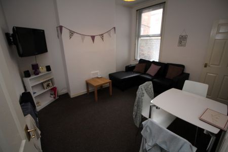 3 Bed Student Property TO LET - Photo 2