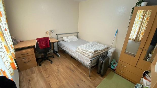 1 bedroom in a house share to rent - Photo 1