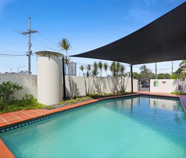 Fully Renovated Luxurious Ground-Floor Corner Apartment with Privat... - Photo 2