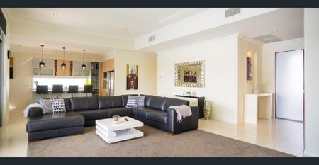 "Water-front luxury: 5-bed family home with pool on the lake" - Photo 2