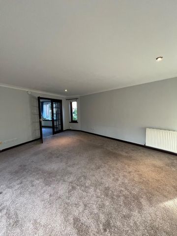 5 bedroom detached house to rent - Photo 2