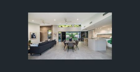 Spacious Family Home with Swimming Pool - Photo 2