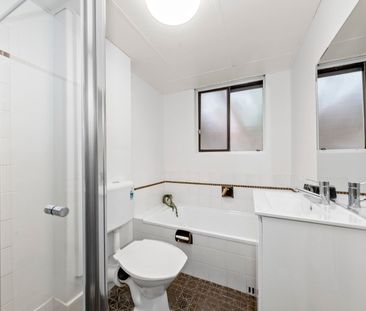 SPACIOUS & FRESHLY RENOVATED APARTMENT IN EXCELLENT LOCATION - Photo 4