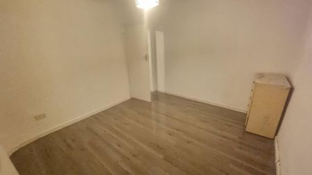 4 bedroom semi-detached house to rent - Photo 2