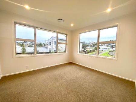 Charming Family Home in Bellevue - Photo 4