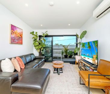 THIRD FLOOR APARTMENT IN CENTRAL LOCATION - Photo 1