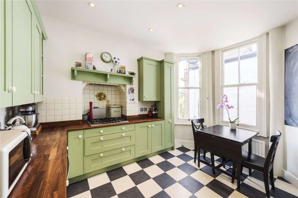 Spacious period apartment within a sought after mansion block in Chiswick. - Photo 1
