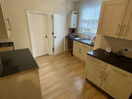 3 bedroom flat to let - Photo 4