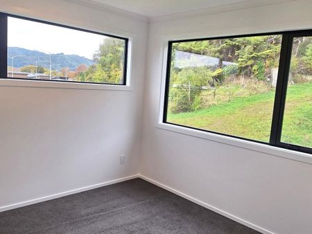 15 Joseph Bolton Crescent, Wallaceville - Photo 2