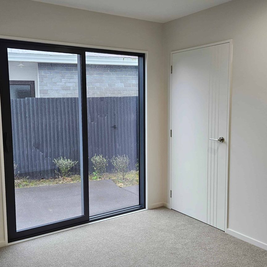 BRAND SPANKING NEWWWWWWW IN RICCARTON!!! - Photo 1