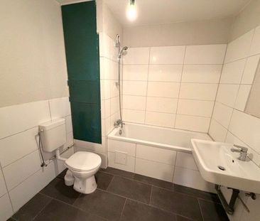 Für Mieter mit Ideen: renovierungsbedürftige Wohnung mit Potenzial! - Photo 2