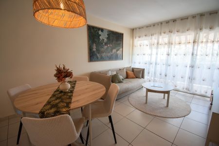 Location Appartement 4 pièces 70m² ST DENIS 97400 - Photo 3