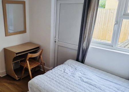 5 bedroom semi-detached house to rent - Photo 2