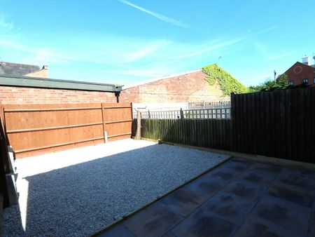 Semi-detached house to rent on - Photo 2