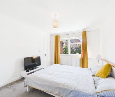3 bedroom Bungalow in Ray Lea Road, Maidenhead - Photo 3