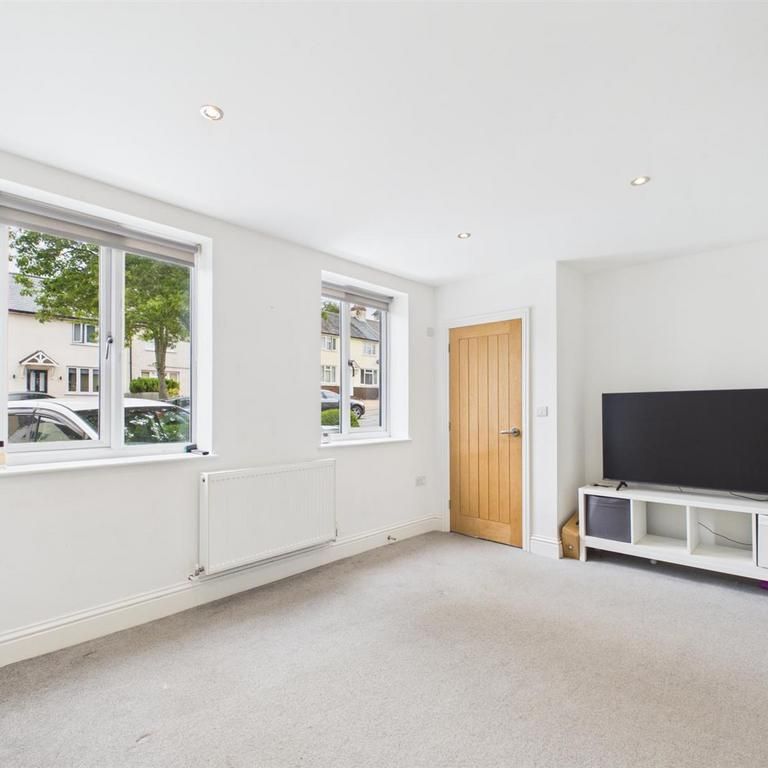 4 bedroom semi-detached house to rent - Photo 1