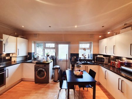 3 Bed Terraced House, Whites Avenue, IG2 - Photo 2