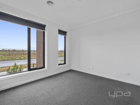ROCKBANK GEM MOVE IN READY 3 BEDROOM FAMILY HOME - Photo 2