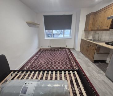 London, NW10 - Photo 2