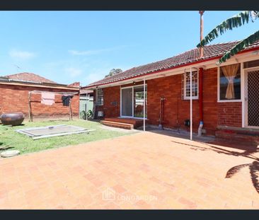 Charming Family Home in Prime Location with Slightly Renovation! - Photo 1