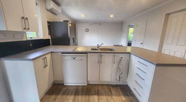 Charming 3BR Home by Hamilton Lake - Photo 1