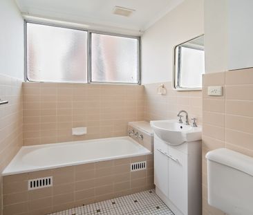 SPACIOUS TWO-BEDROOM APARTMENT IN A PRIME CROWS NEST LOCATION - Photo 5