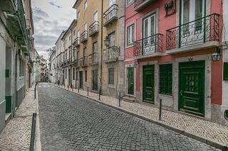 Apartment 3 bedrooms Renovated Santa Catarina Lisboa for rent - kitchen, river view - Photo 4