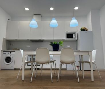 Alquiler de piso en Plaza Virgen del Rocío, 1 - Photo 1