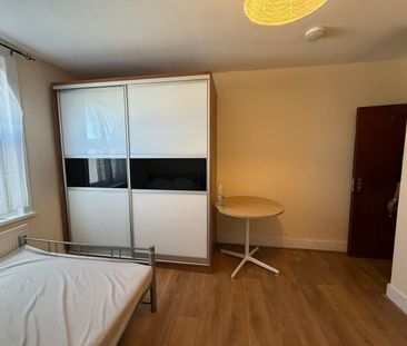 Studio Flat, High Road, IG1 - Photo 4
