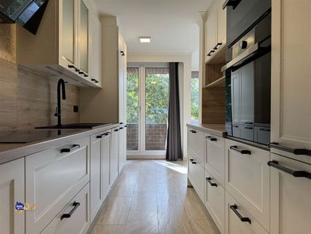 Ruim gerenoveerd appartement op het Sint-Martenplein - Photo 2