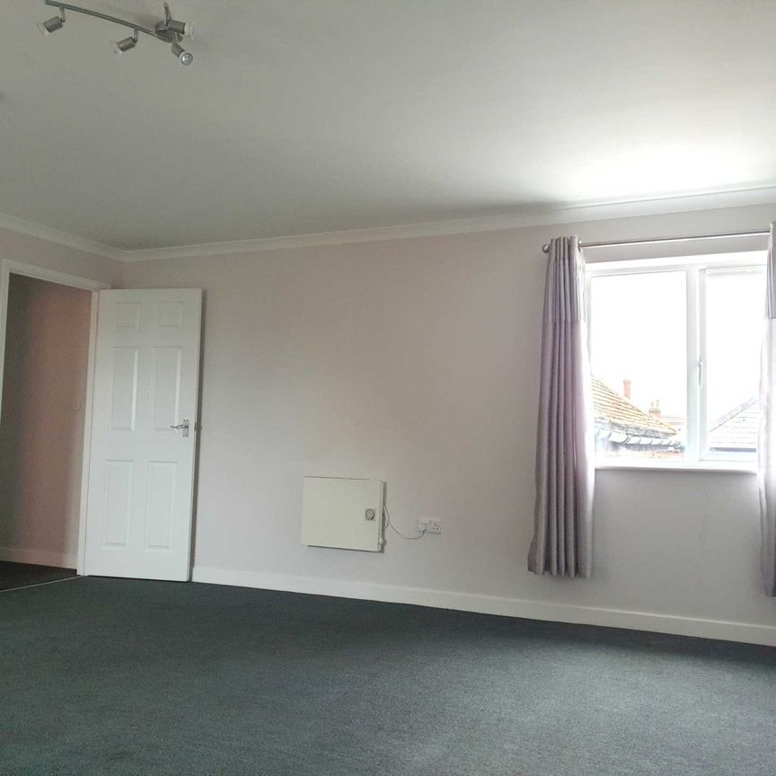 High Street, Selsey - Photo 1