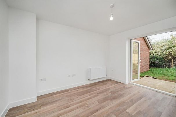 4 bedroom semi-detached house to rent - Photo 1