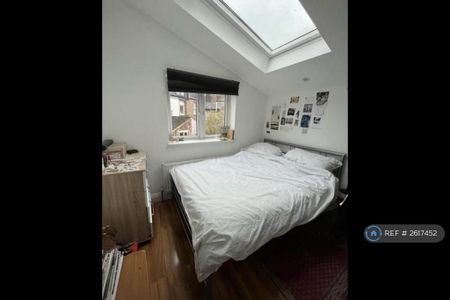 1 bedroom in a house share to rent - Photo 2