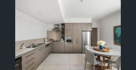 Stylish Single Level Home with Private Courtyard and Studio Retreat - Photo 3