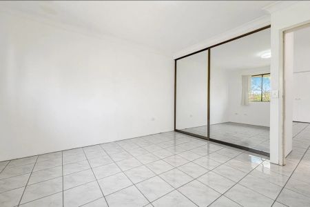 Cosy Two-Bedroom Apartment in a Prime Location - Photo 4