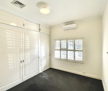 Prime Newtown Living – Stylish Terrace in Unbeatable Locatio - Photo 2