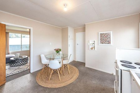 Tidy two bedroom unit - Photo 4