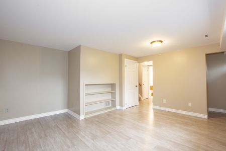7306 Westfield Dr, Niagara Falls - 4 Bedroom House with Koi Pond - Photo 2