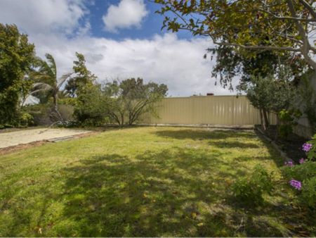 4 Bedrooms, Large Yard, Close to Everything - Photo 4