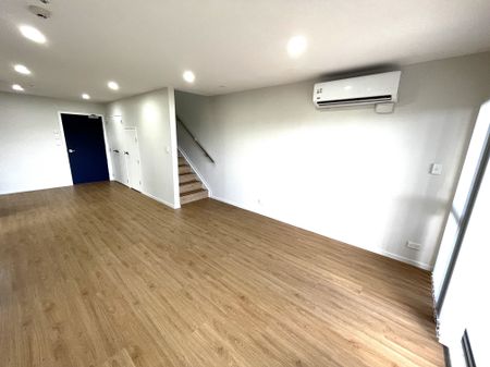 RARE MODERN PENTHOUSE - SPACIOUS & CENTRAL - Photo 4