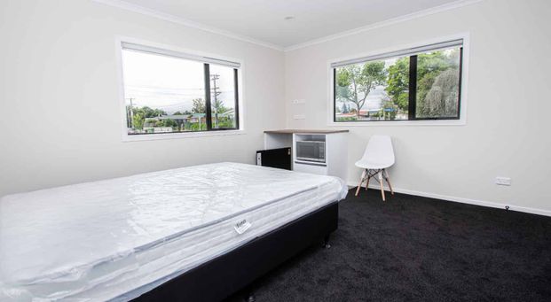 Like new - Power and Internet included, handy to Uni - Photo 1