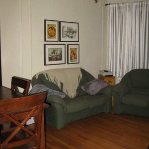 PRES DU METRO SNOWDON 2 CHAMBRES FERMEES- RENOVE - Photo 2